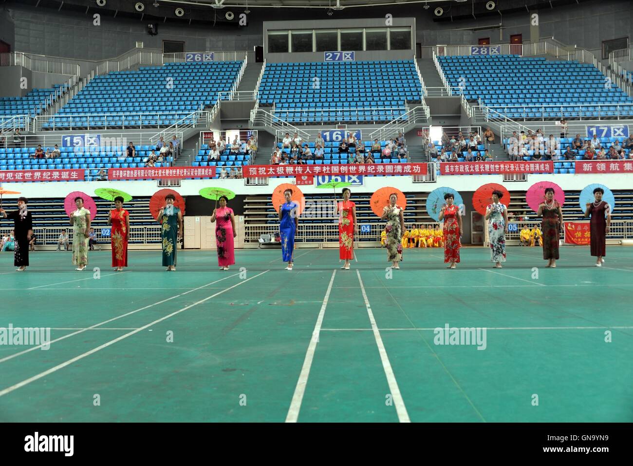 Liaocheng, Liaocheng, China. 29th Aug, 2016. Liaocheng, CHINA- August 18 2016: (EDITORIAL USE ONLY. CHINA OUT) Women wearing Chinese traditional Cheongsam. More than twenty women perform a cheongsam show and visit a museum of local culture in Liaocheng, east ChinaÂ¡Â¯s Shandong Province. Credit:  SIPA Asia/ZUMA Wire/Alamy Live News Stock Photo