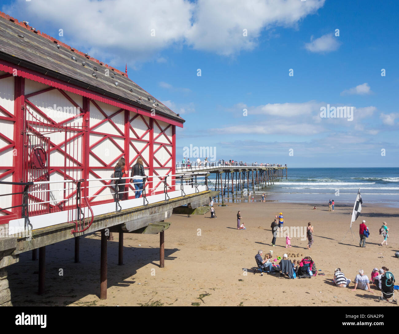Saltburn by the sea, England, UK. 29th Aug, 2016. Weather: Glorious Bank holiday Monday weather at Saltburn by the sea, North Yorkshire. Credit:  Alan Dawson News/Alamy Live News Stock Photo