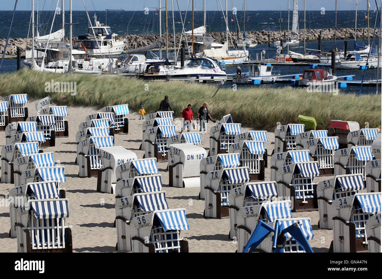 Kuehlungsborn, Germany. 29th Aug, 2016. Mostly empty beach boxes in Kuehlungsborn, Germany, 29 August 2016. After the summer weather over the past few days now, there is now a mix of clouds and sun with plenty of wind and significantly lower temperatures. Photo: Bernd Wuestneck/ZB/dpa/Alamy Live News Stock Photo