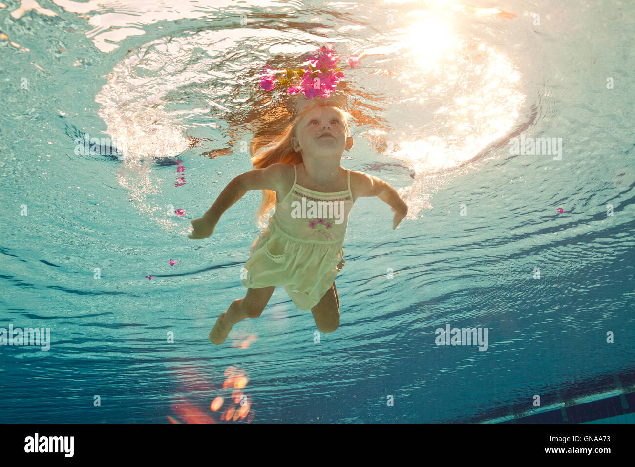 2 лицо плыть. Девочка плывёт под водой. Под водой девочка плывет Сток. Девушка в бассейне с цветами. Девочка плавает с другом.