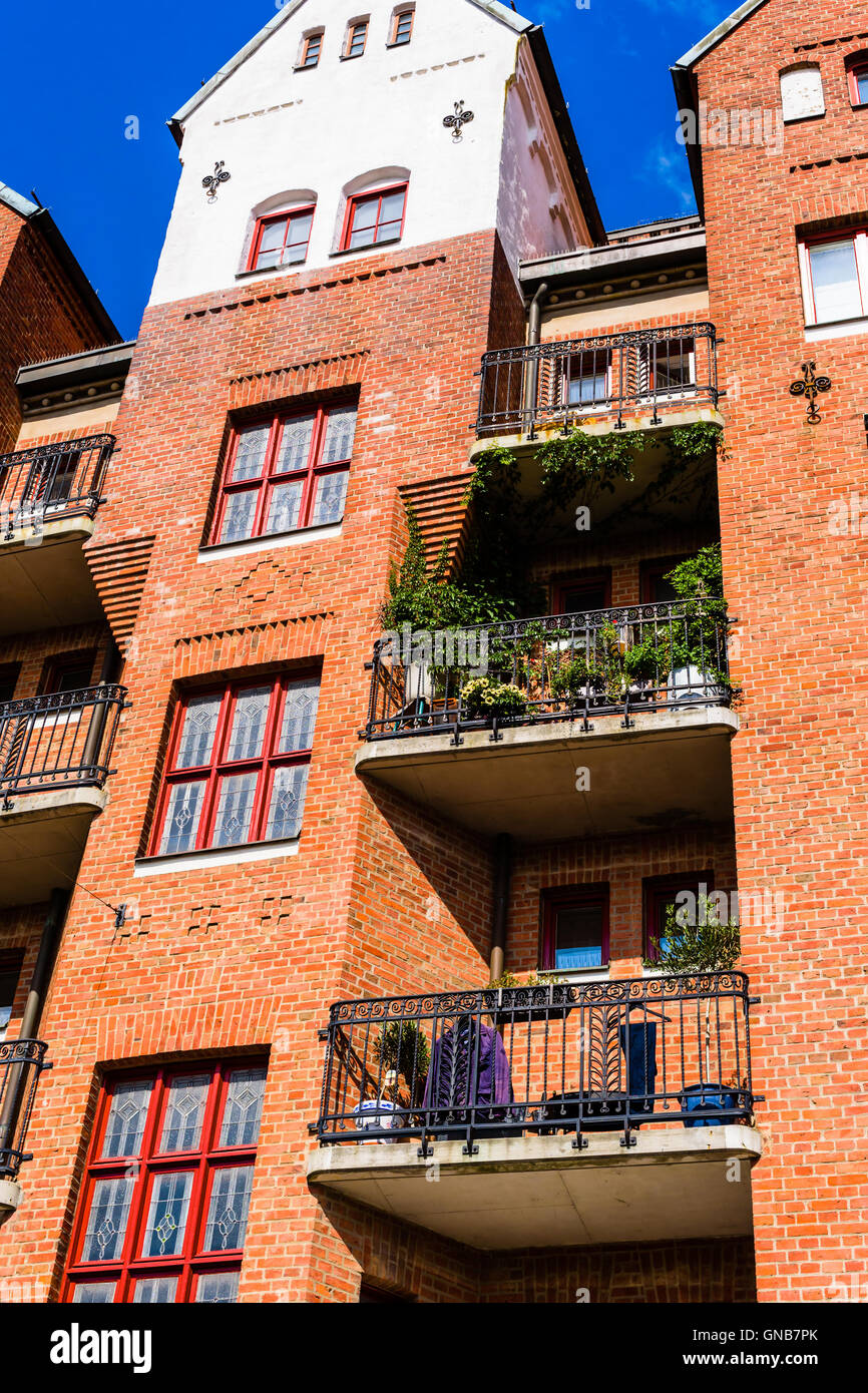 Small apartment building hi-res stock photography and images - Alamy