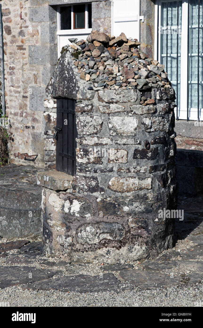 Old water well hi-res stock photography and images - Alamy