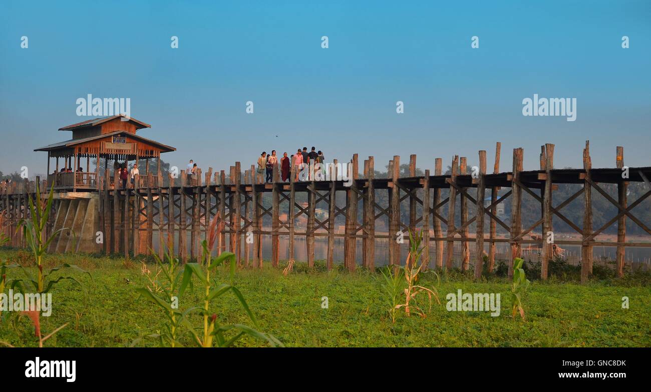 Sunset on U Bein Bridge, Amarapura, Myanmar Burma Stock Photo - Alamy