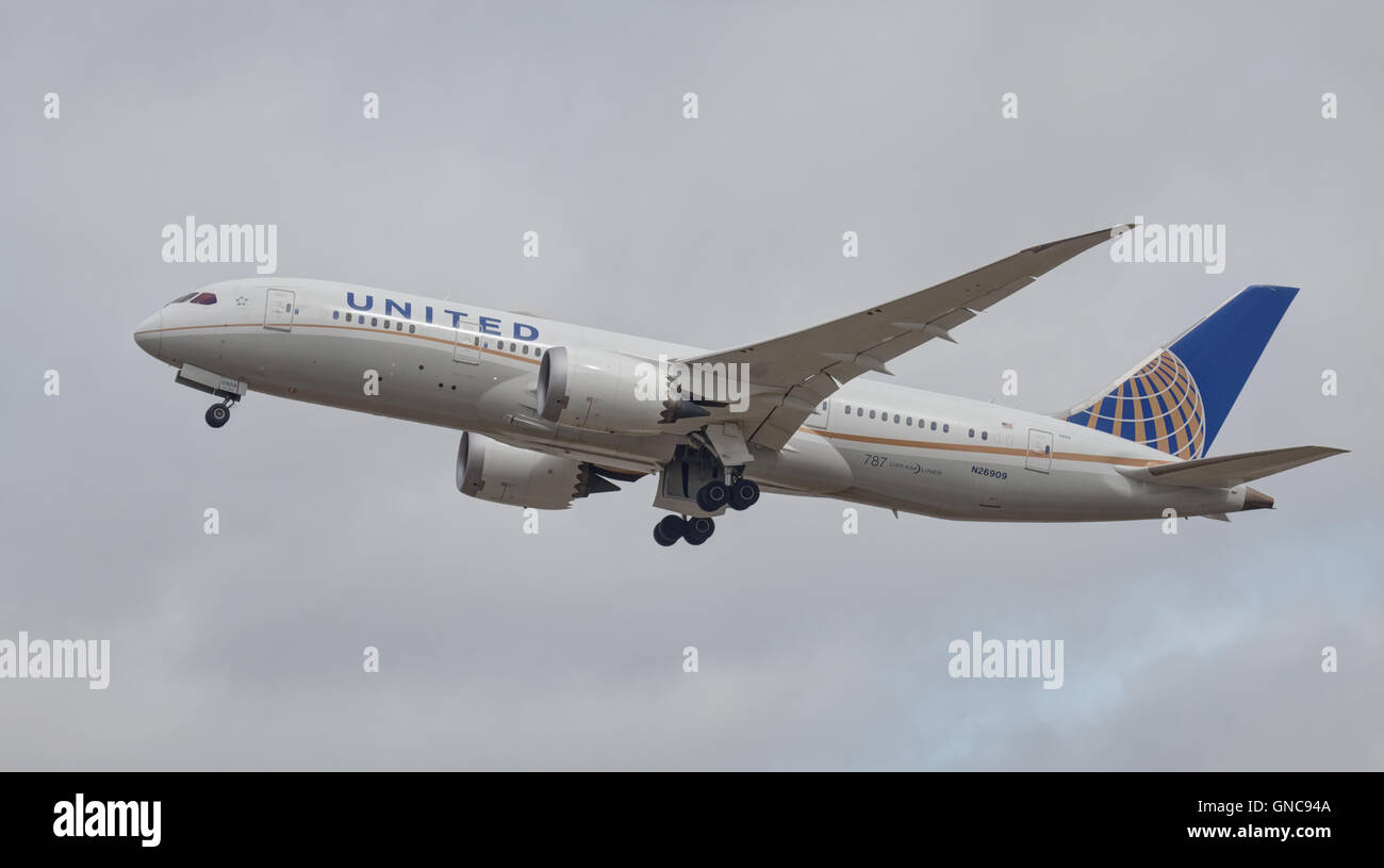 United Airlines Boeing 787 Dreamliner N26909 taking off from London-Heathrow Airport LHR Stock Photo