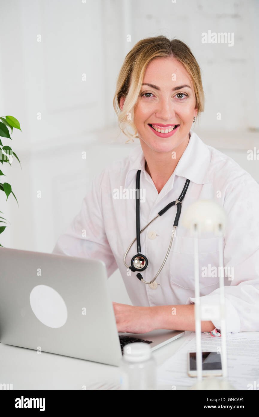 Doctor white coat woman hi-res stock photography and images - Alamy