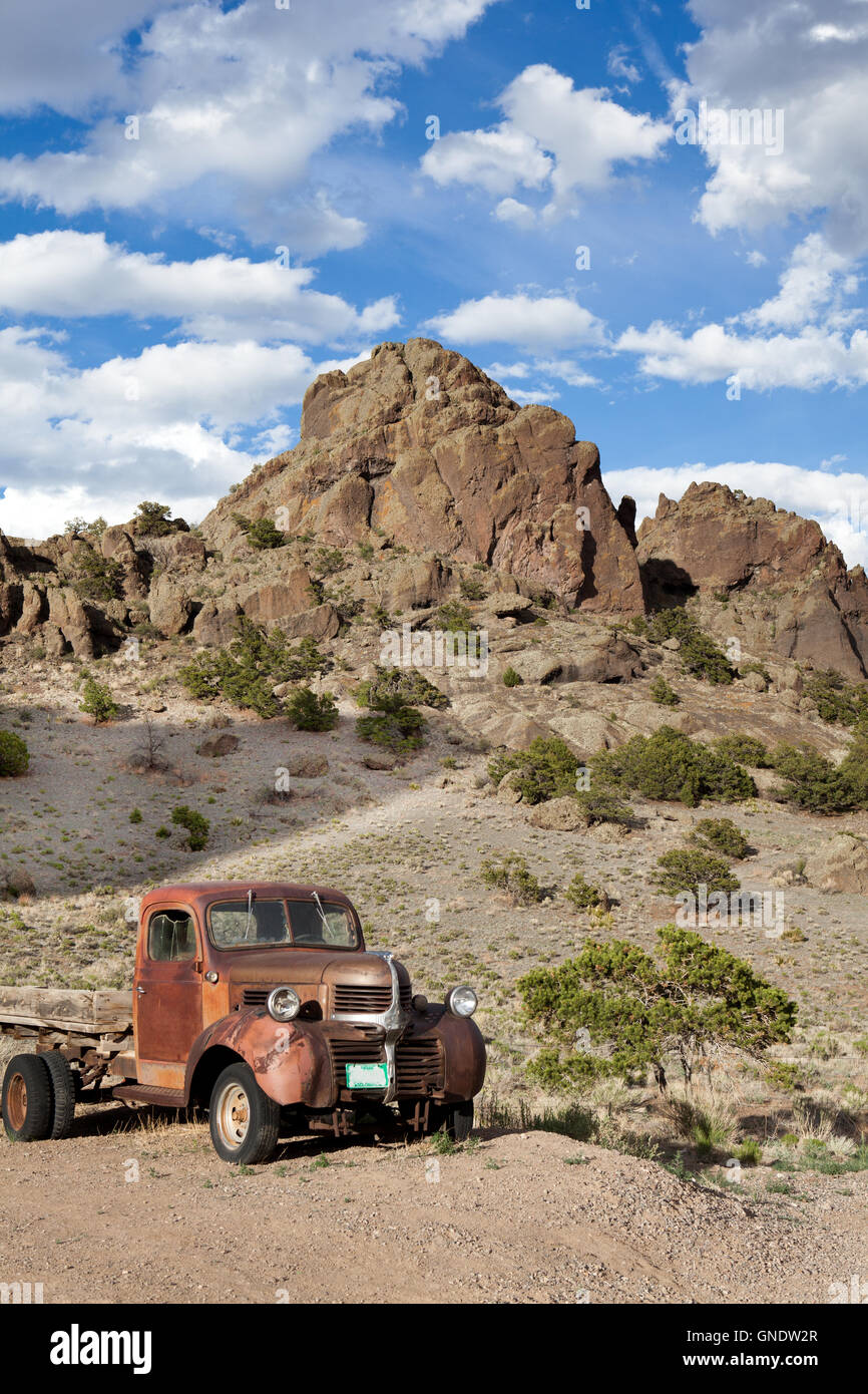 Vintage truck desert landscape hi-res stock photography and images - Alamy