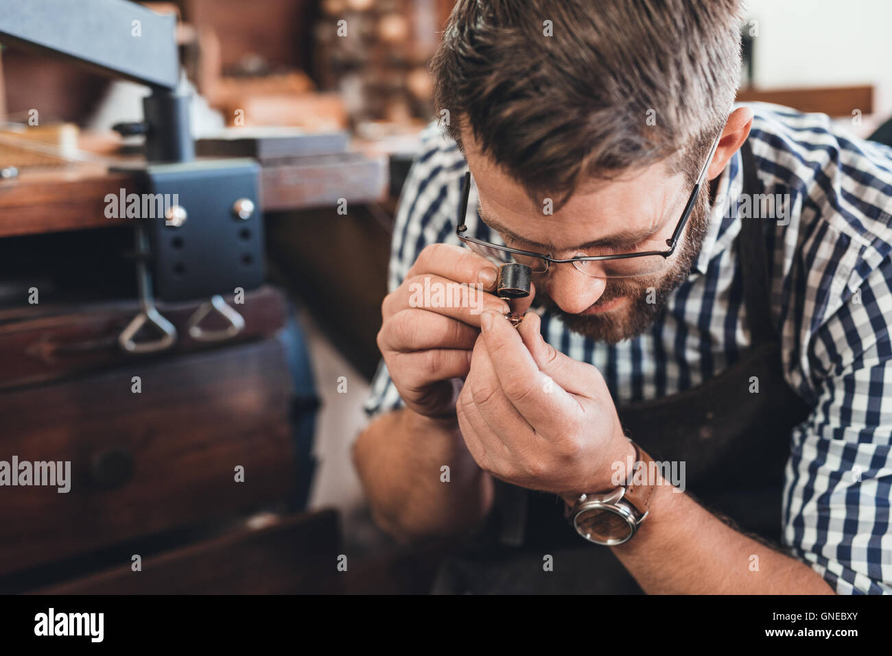 Ювелирная профессия. Мигель ювелир. Профессия ювелир. Монтировщик ювелирных изделий. Мигель ювелир.