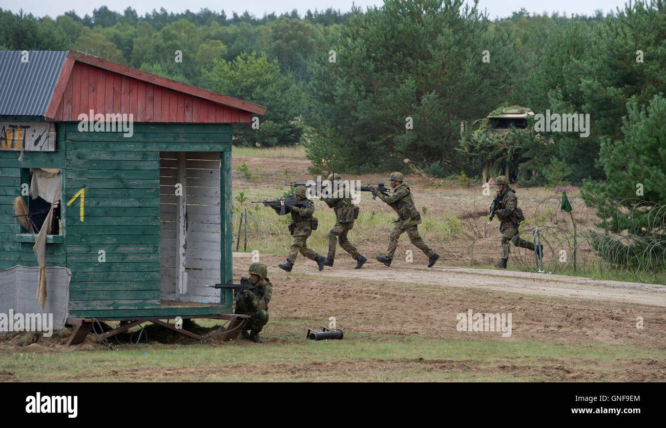 Torgelow, Germany. 23rd Aug, 2016. Soliders of the German army run during a presentation on the occasion of the visit of German Defence Minister, Ursula von der Leyen (CDU), at the armoured infantry brigade 41 'Vorpommern' in Torgelow, Germany, 23 August 2016. The armoured infrantry brigade 41 'Vorpommern' is located in Neunbrandenburg and consists of 4,800 soldiers in Mecklenburg-Western Pomerania, Schleswig-Holstein and Saxony-Anhalt. Photo: Stefan Sauer/dpa/Alamy Live News Stock Photo