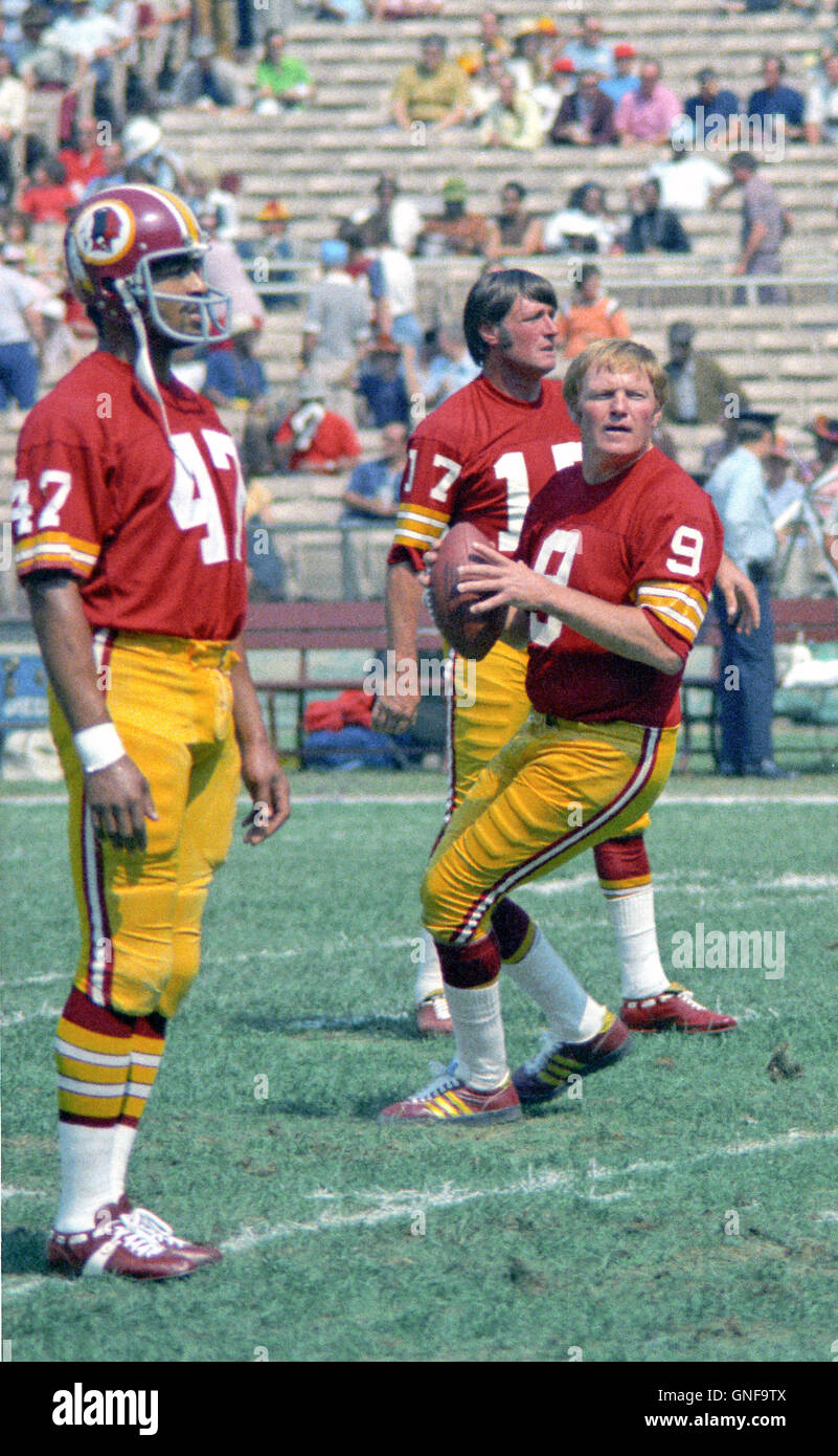 Washington Redskins quarterback Sonny Jurgensen (9) warmsup prior to