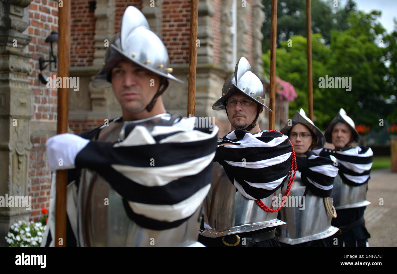 Thedinghausen, Germany. 20th Aug, 2016. The hanseatic guard with Sebastian Dauth (l-r), Michael Thrun, Jakob Borchardt and Peter Weischner exercise in front of Schloss Erbhof in Thedinghausen, Germany, 20 August 2016. Photo: Carmen Jaspersen/dpa/Alamy Live News Stock Photo