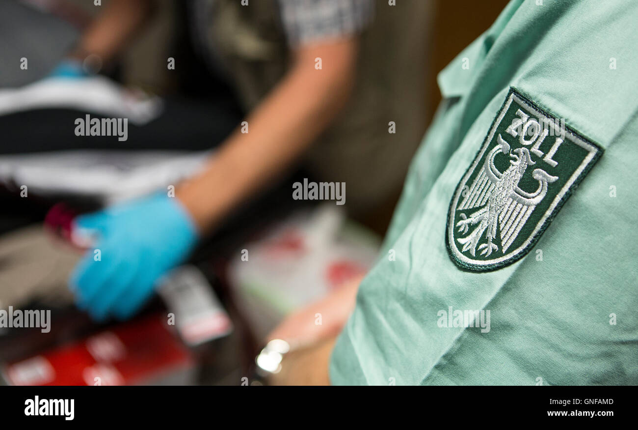 Suttgart, Germany. 30th Aug, 2016. Customs officers inspect the suitcase of a passenger travelling from Turkey at the airport in Suttgart, Germany, 30 August 2016. Photo: SILAS STEIN/dpa/Alamy Live News Stock Photo