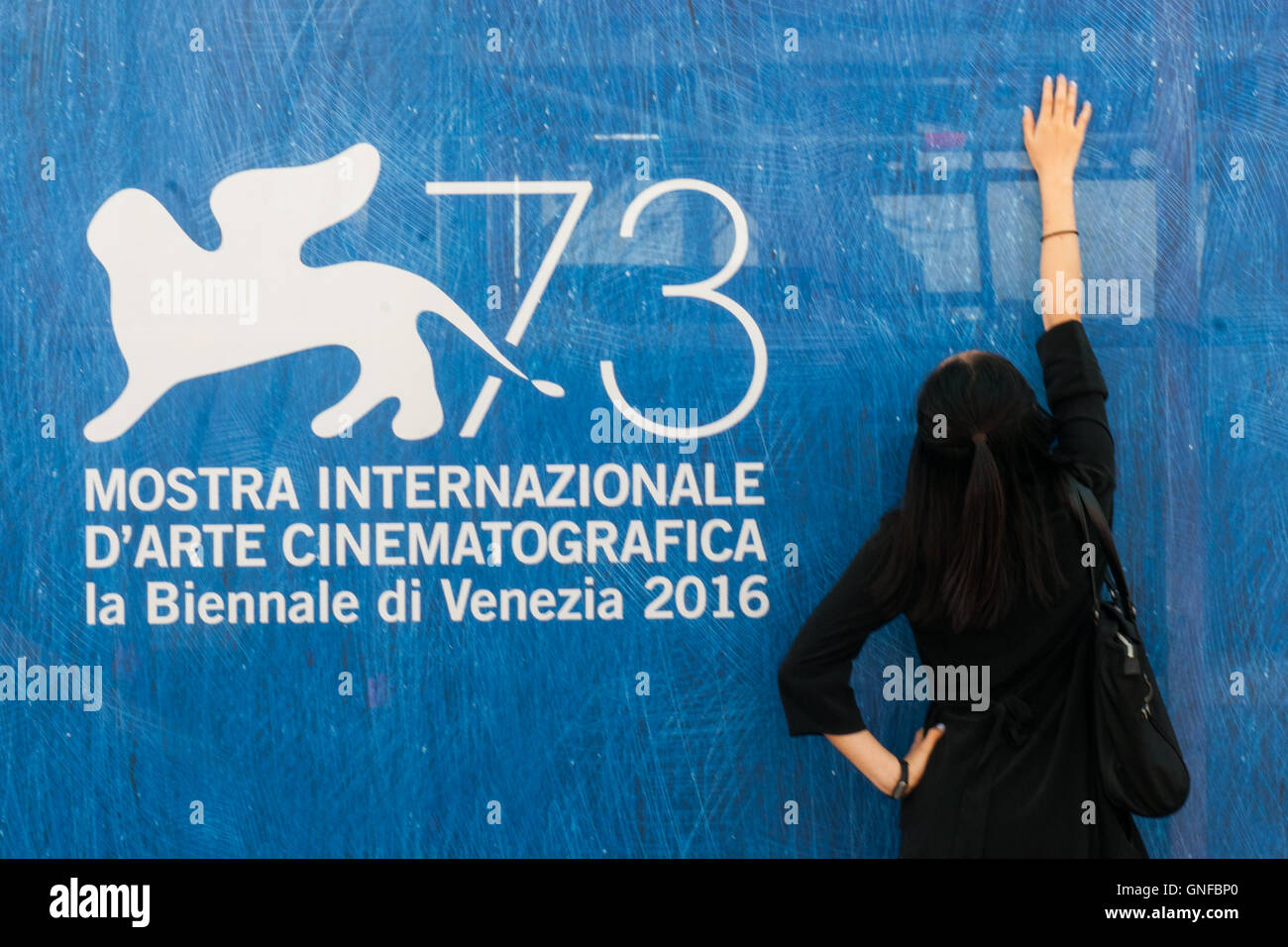 Venice, Italy. 30th August, 2016. A visitor emulates the illustration of the banner of the 73rd Venice Film Festival. Credit:  Simone Padovani / Awakening / Alamy Live News Stock Photo