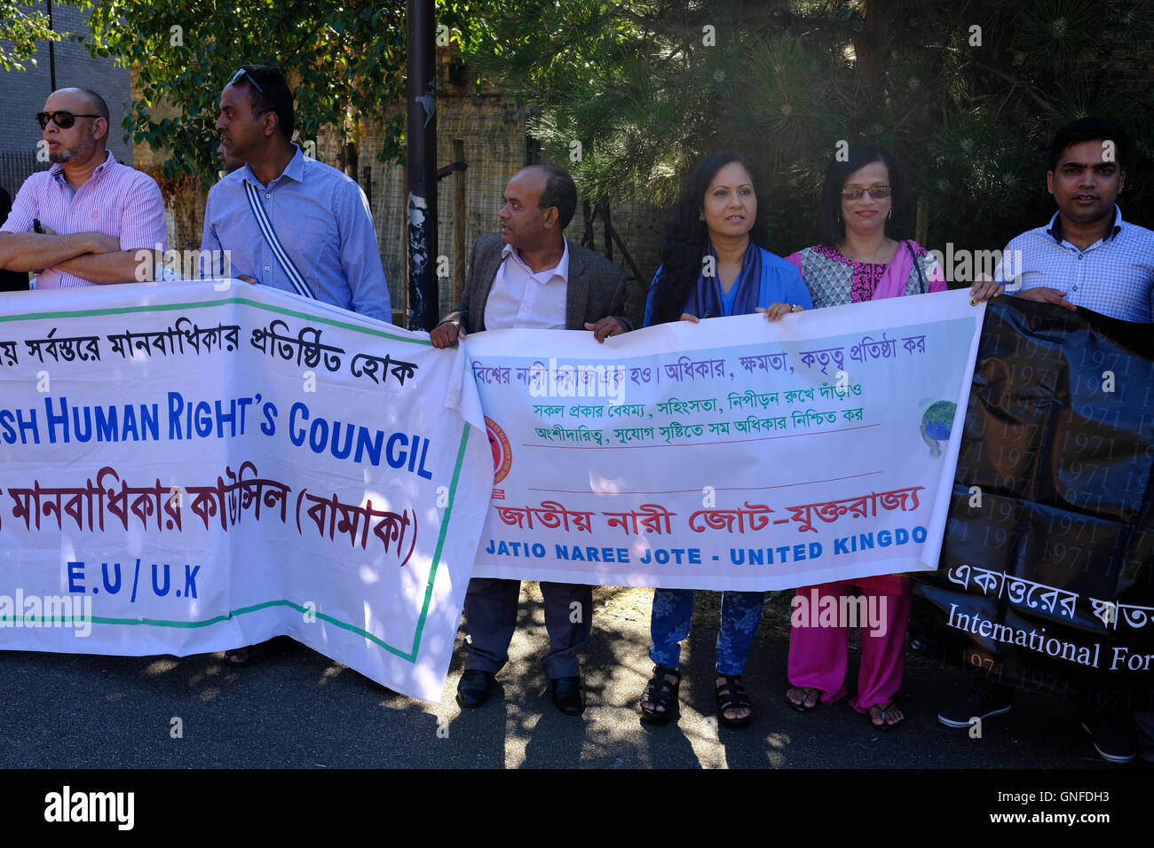 London, UK, 30th August 2016. Members of the International Forum for Secular Bangladesh stage a counter demonstration as they support Jamaat-e-Islami leader's Mir Quasem Ali's execution. Credit:  ZEN - Zaneta Razaite / Alamy Live News Stock Photo