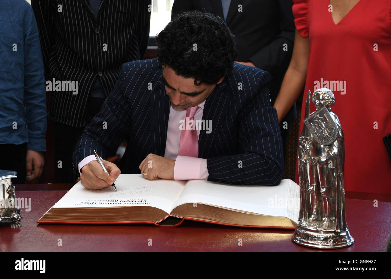 Bremen, Germany. 31st Aug, 2016. Star tenor Rolando Villazon signs the city's golden book in Bremen, Germany, 31 August 2016. Later, Villazon was presented with the prize of the Musikfest Bremen music festival. Photo: Carmen Jaspersen/dpa/Alamy Live News Stock Photo