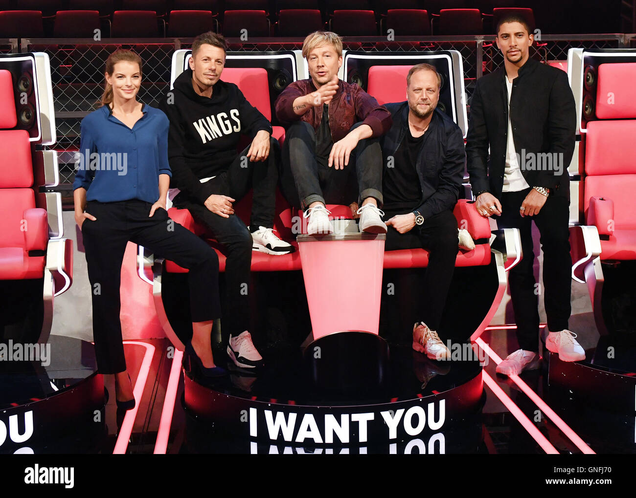 Berlin, Germany. 31st Aug, 2016. The jury for the 6th season of the music show The Voice of Germany - Yvonne Catterfeld (l-r), Michi Beck, Samu Haber, Smudo and Andreas Bourani pose during a press event at the Studio Berlin Adlershof in Berlin, Germany, 31 August 2016. PHOTO: JENS KALAENE/DPA/Alamy Live News Stock Photo