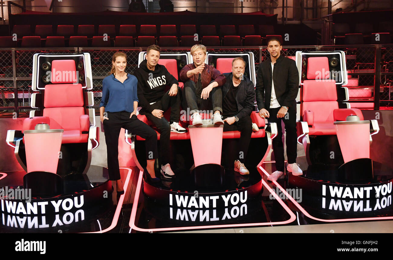 Berlin, Germany. 31st Aug, 2016. The jury for the 6th season of the music show The Voice of Germany - Yvonne Catterfeld (l-r), Michi Beck, Samu Haber, Smudo and Andreas Bourani pose during a press event at the Studio Berlin Adlershof in Berlin, Germany, 31 August 2016. PHOTO: JENS KALAENE/DPA/Alamy Live News Stock Photo