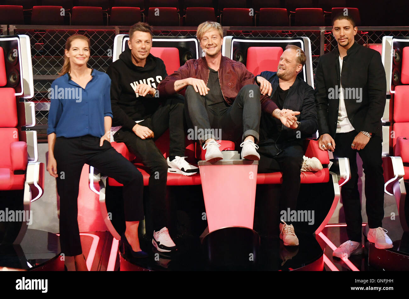 Berlin, Germany. 31st Aug, 2016. The jury for the 6th season of the music show The Voice of Germany - Yvonne Catterfeld (l-r), Michi Beck, Samu Haber, Smudo and Andreas Bourani pose during a press event at the Studio Berlin Adlershof in Berlin, Germany, 31 August 2016. PHOTO: JENS KALAENE/DPA/Alamy Live News Stock Photo