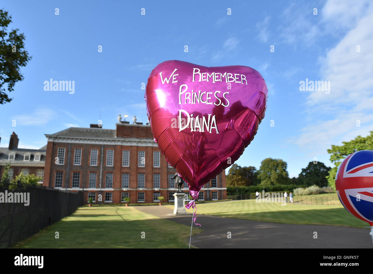 Kensington palace, London, UK. 31st August, 2016. Princess Diana anniversary Flowers and tributes outside Kensington Palace Stock Photo