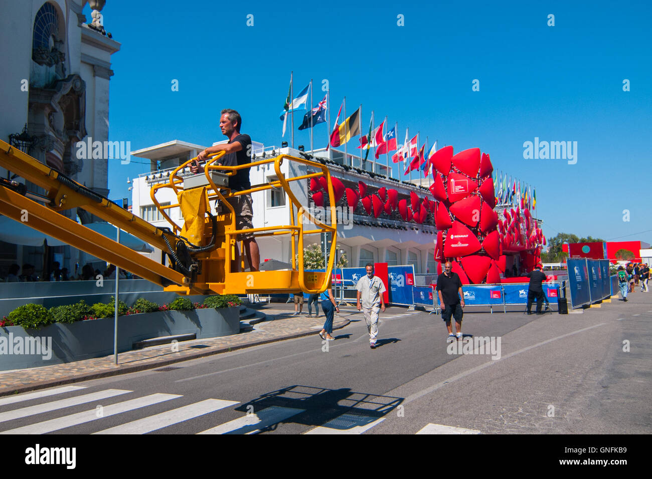 Venice, Italy. 31th August, 2016.A worker does the lasts preparations for the 73rd Venice Film Festival. Credit:  Simone Padovani / Awakening / Alamy Live News Stock Photo