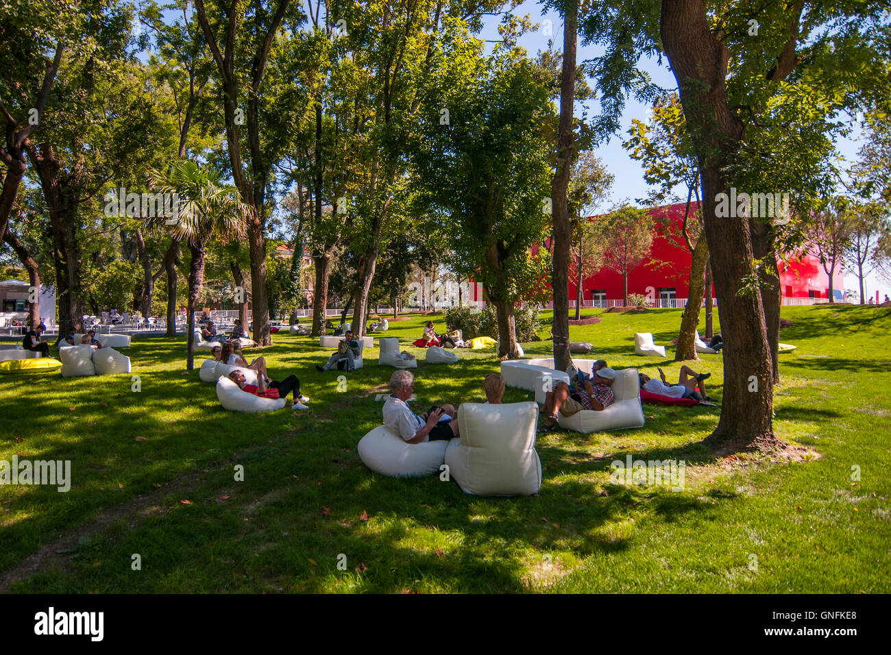 Venice, Italy. 31th August, 2016. Visitors realx on the garden area of the 73rd Venice Film Festival. Credit:  Simone Padovani / Awakening / Alamy Live News Stock Photo