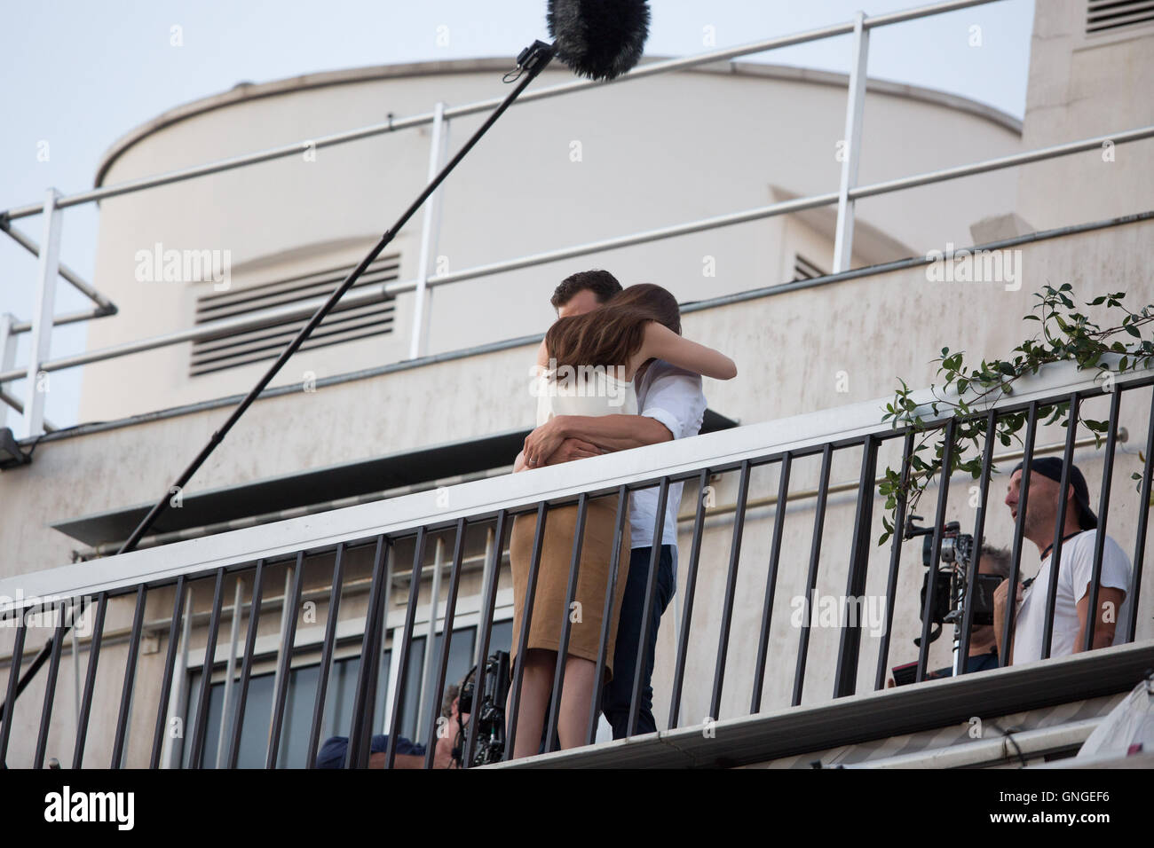 jamie-dornan-and-dakota-johnson-kiss-by-the-eiffel-tower-while-filming