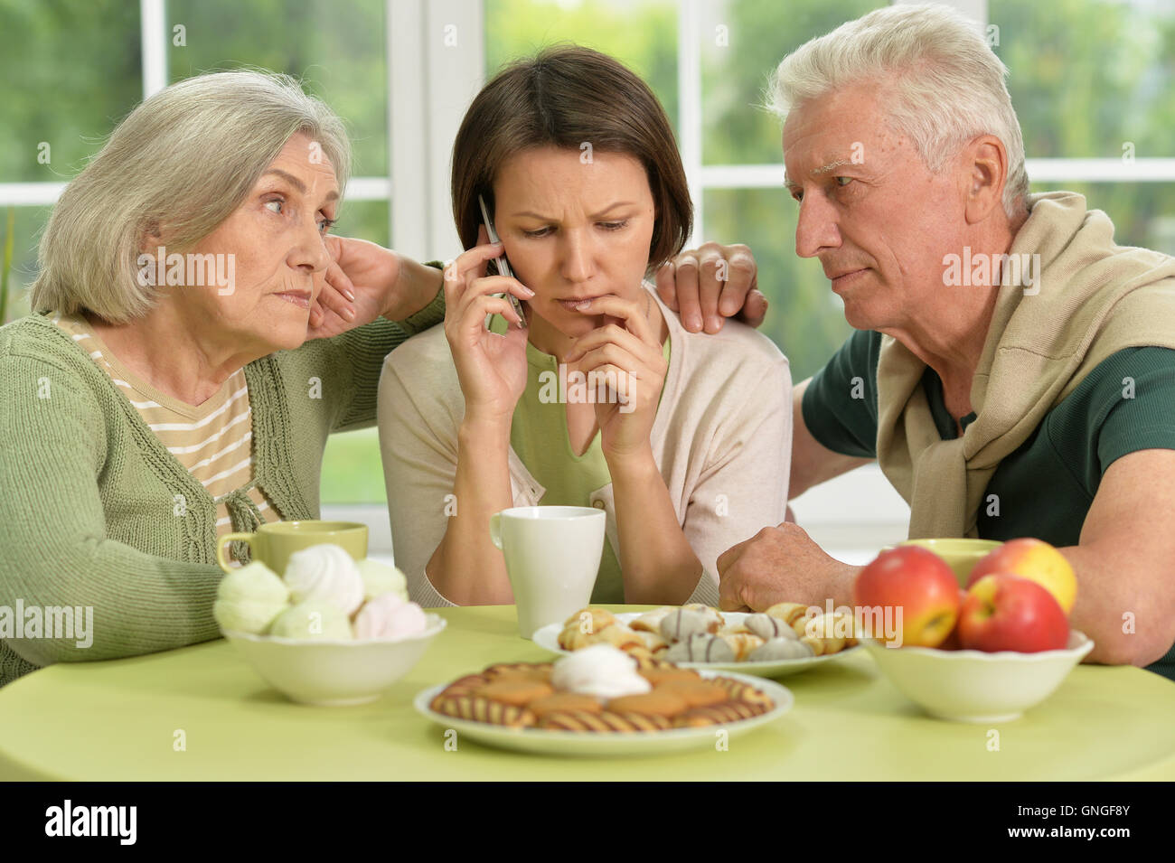 Взаимоотношения поколений. Всем выйти из кадра отношения поколений. Разные поколения людей. Разрыв между поколениями. Всем выйти из кадра отношения поколений.