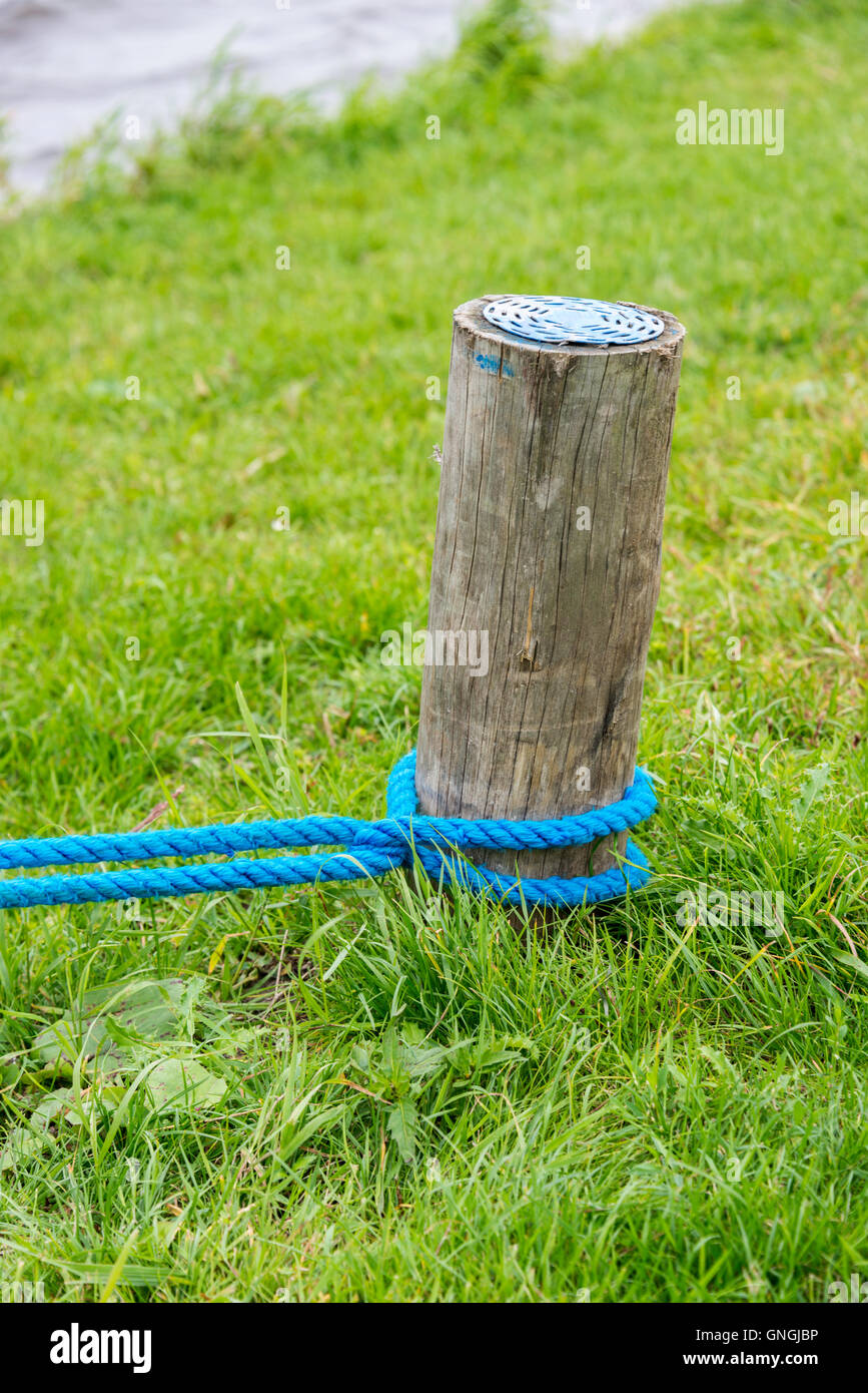blue rope for ship safety bound at bollard Stock Photo - Alamy