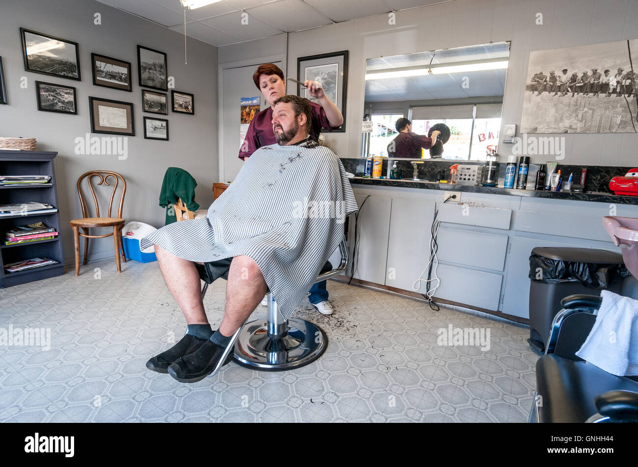 A man getting his hair cut in Cathlamet on the Columbia River Stock Photo