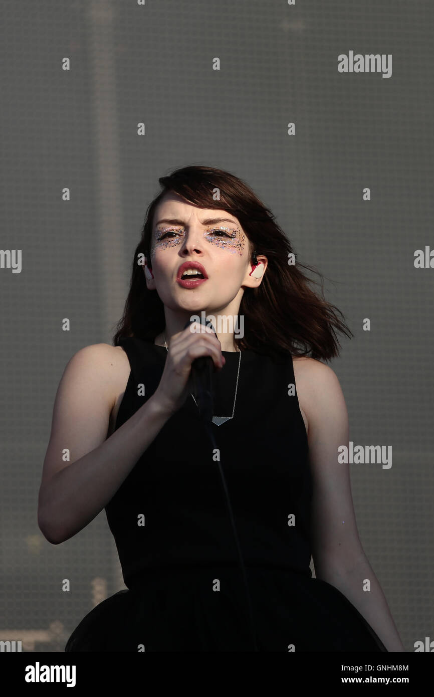 Lauren Mayberry of Chvrches performing on the main stage on day 1 of the 2016 Reading Festival. Picture date: Friday August 26,  Stock Photo