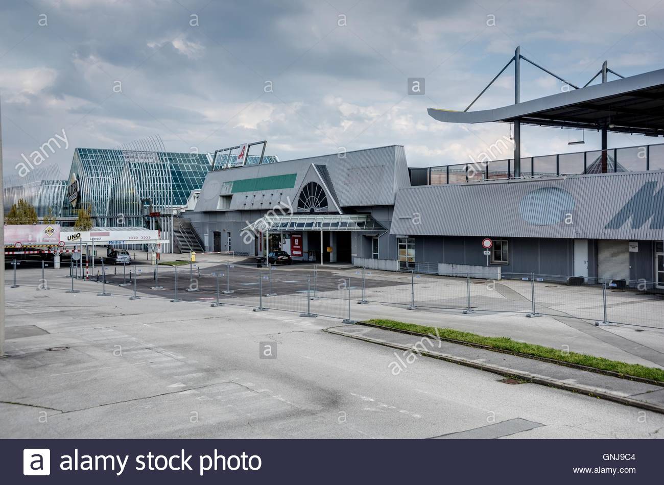 Einkaufszentrum Stock Photos & Einkaufszentrum Stock Images - Alamy