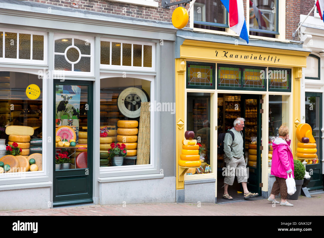 Shoppers and shop front frontage of cheese shop 't Kaaswinkeltje in Lange Tiendeweg Gouda, Holland Stock Photo