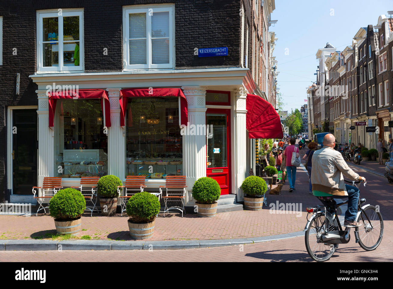 Cyclist in Keizersgracht in the Nine Streets - De Negen Straatjes - 9 Streets district of Jordaan, Amsterdam Stock Photo
