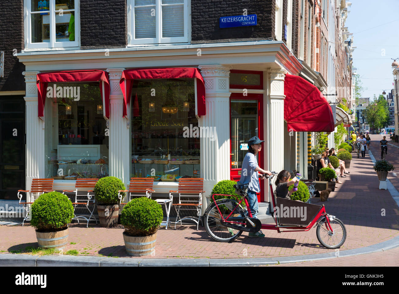 Cyclist in Keizersgracht in the Nine Streets - De Negen Straatjes - 9 Streets district of Jordaan, Amsterdam Stock Photo