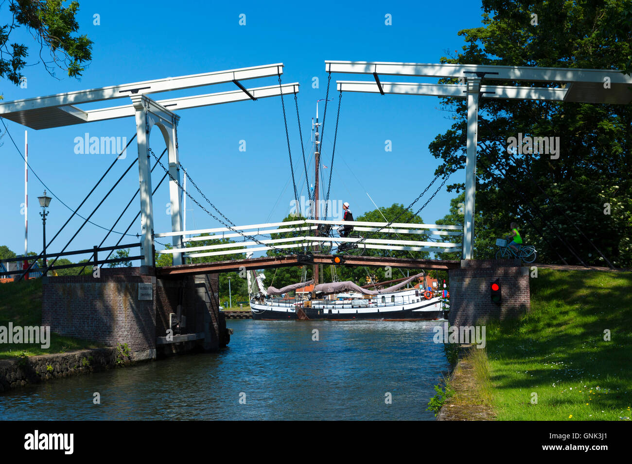 Bascule vertical-lift bridge, lift up drawbridge, across canal waterway at  Edam in The Netherlands Stock Photo