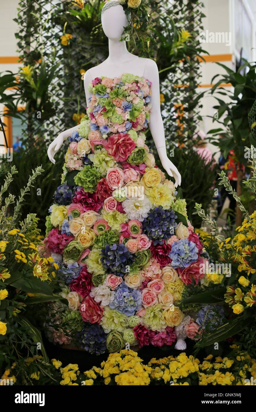 Dress made of flowers hi-res stock photography and images - Alamy