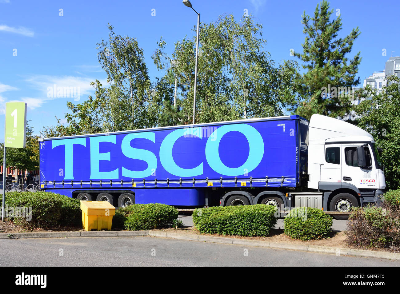 Tesco delivery truck outside Tesco Supermarket, Wellington Street, Slough, Berkshire, England, United Kingdom Stock Photo