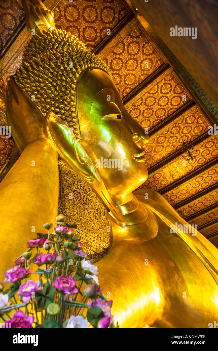 Gold reclining Buddha in Wat Pho Stock Photo - Alamy