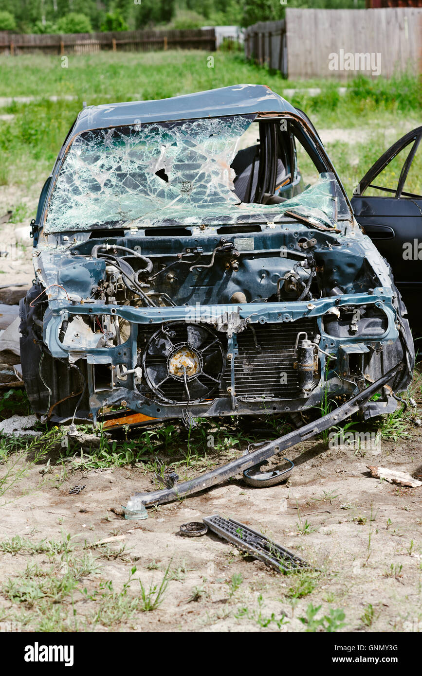 Smashed cars hi-res stock photography and images - Alamy