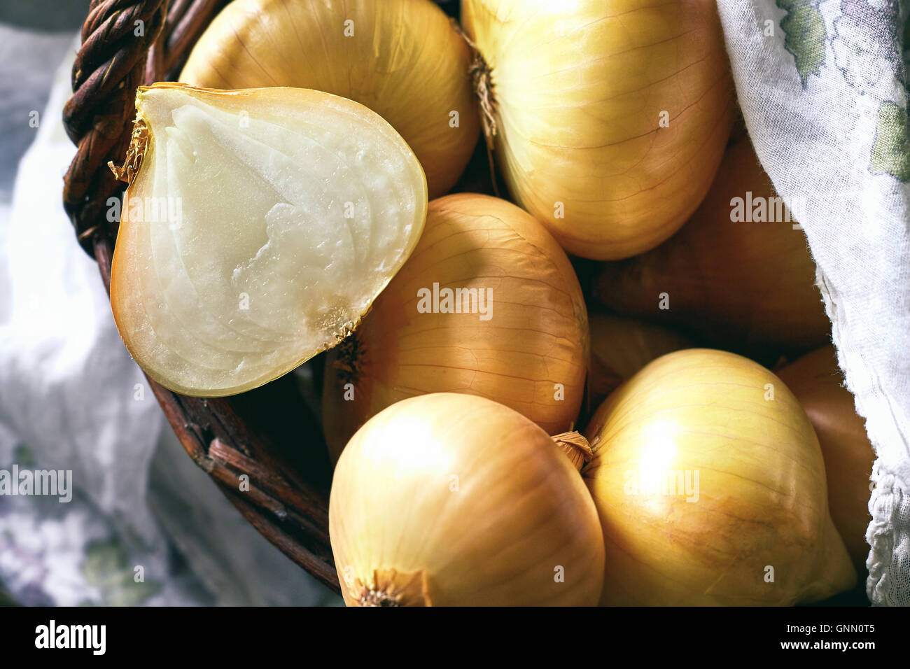 Onion half sliced hi-res stock photography and images - Alamy