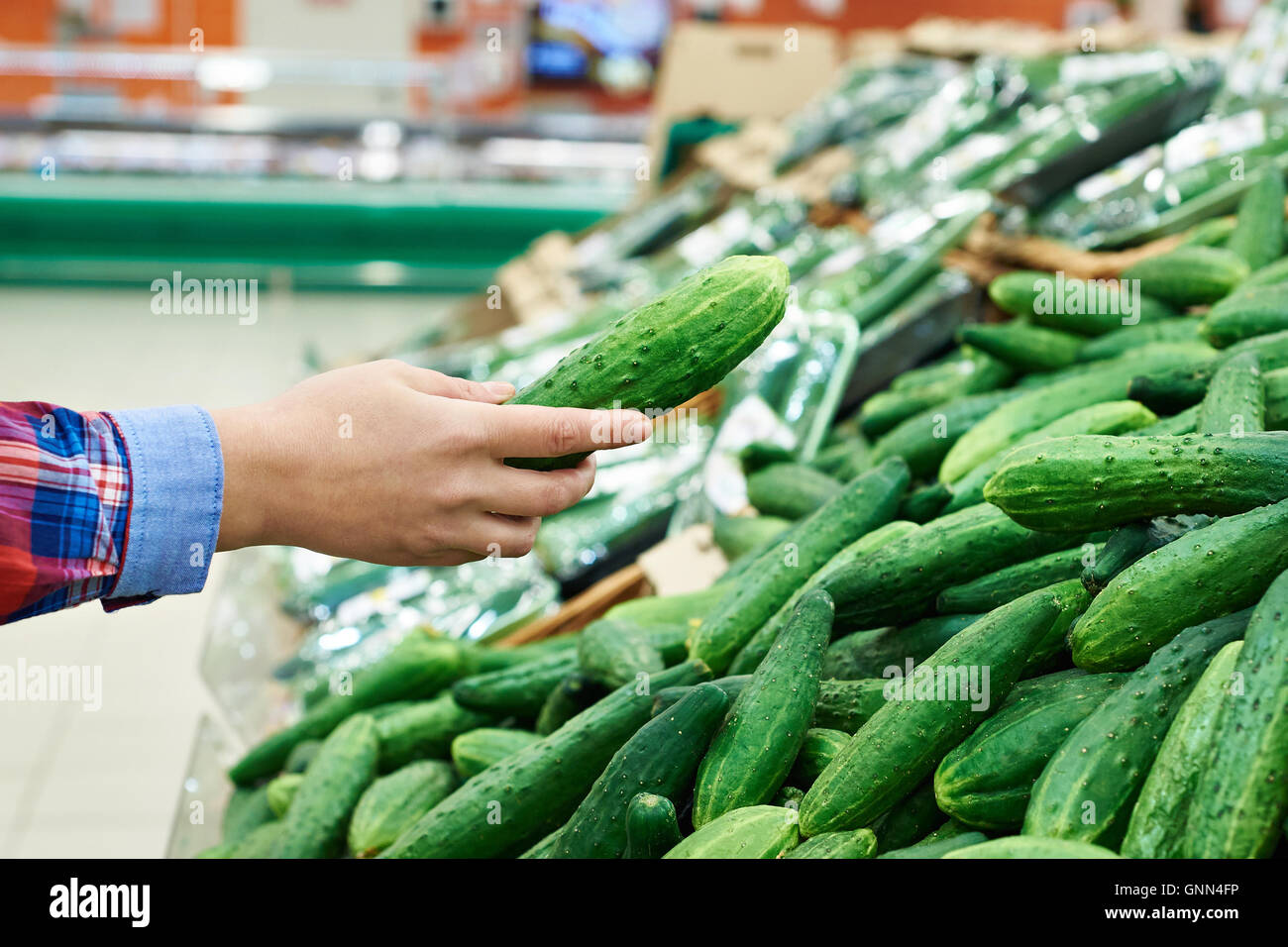 почему подорожали огурцы. огурцы и помидоры в магазине. подорожание огурцов 2022. огурцы на прилавке в магазине. огурцы выросли цены.