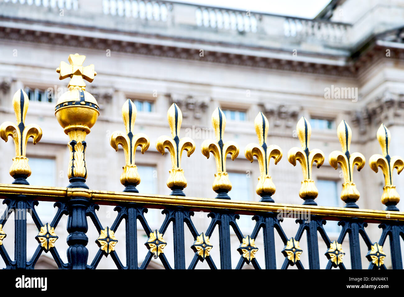in london the old metal gate royal palace Stock Photo - Alamy