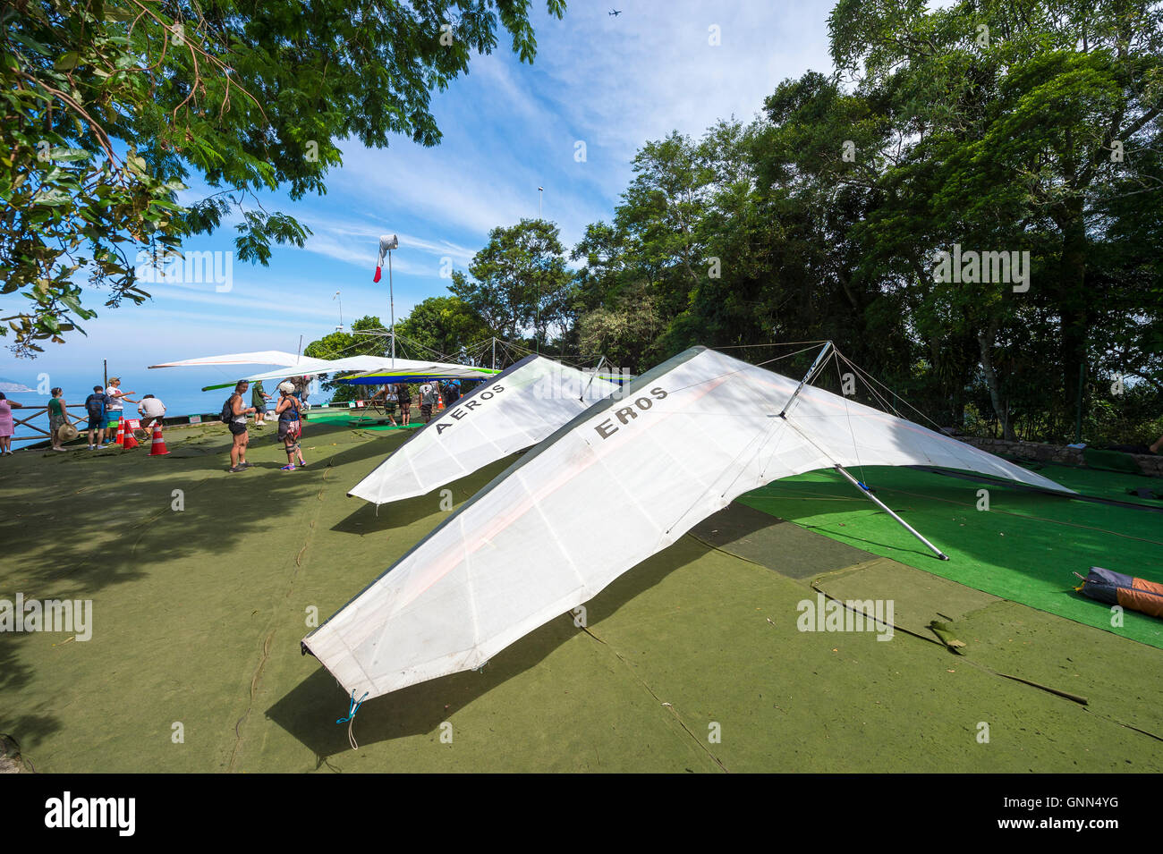 Hang gliders hi-res stock photography and images - Alamy