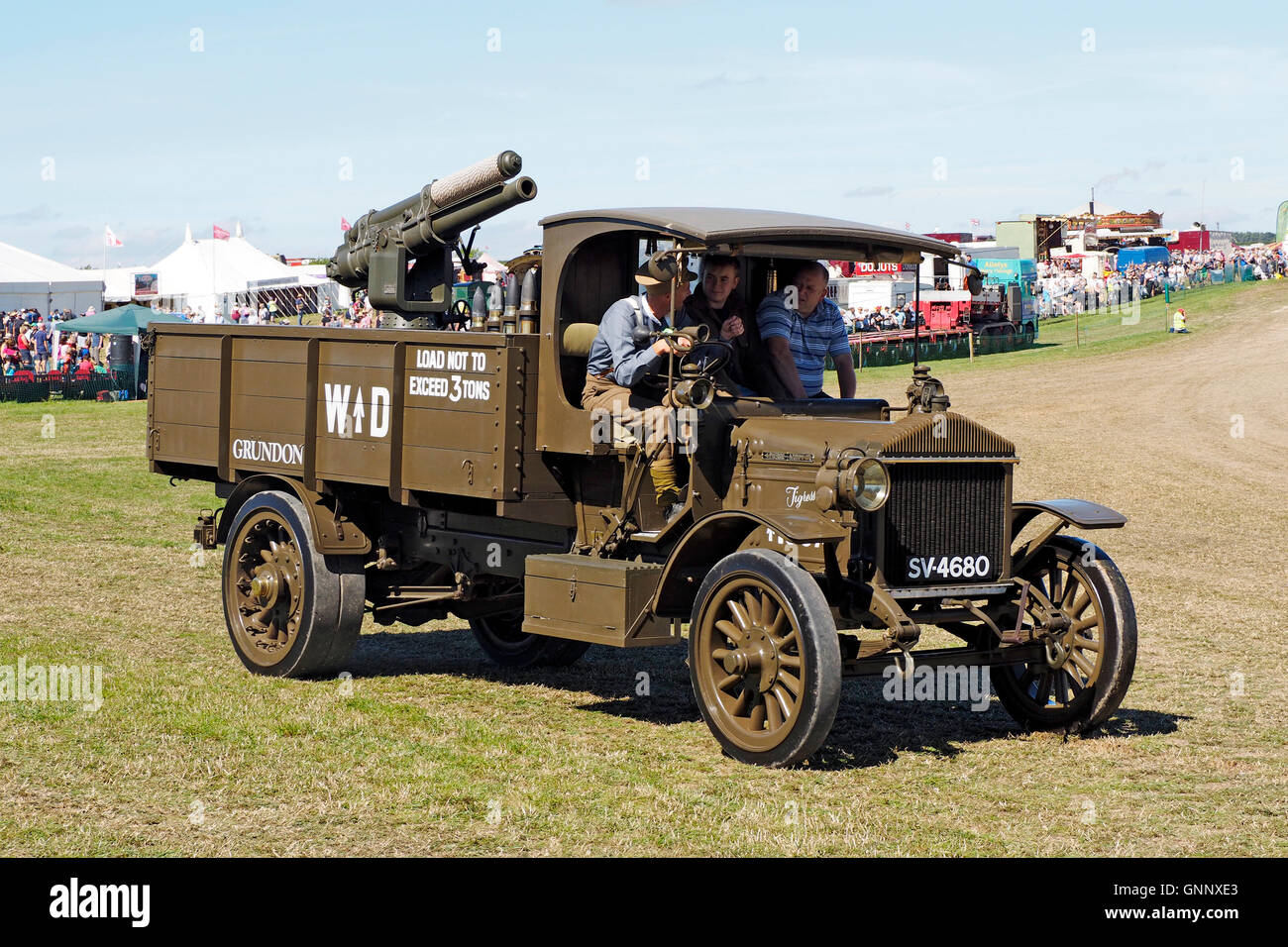 A WW1 1916 Pierce-Arrow Model R. army lorry Reg No: SV 4680 displayed with heavy gun. Great Dorset Steam Fair 2016 Stock Photo