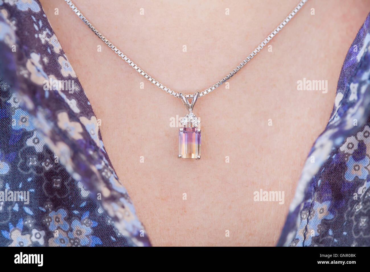 Young woman wearing diamond jewelry hi-res stock photography and images ...