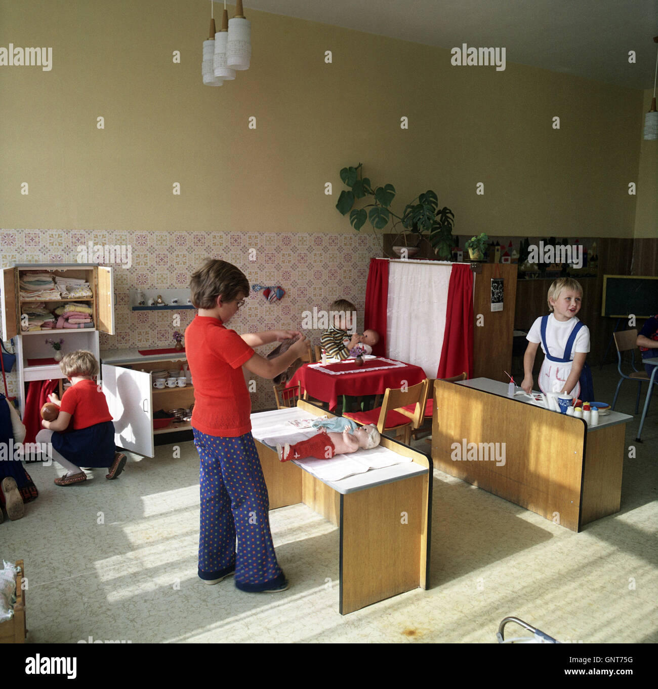 Leipzig, DDR, girls playing in kindergarten with her dolls Stock Photo