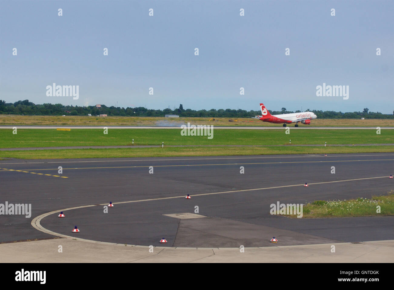 Airplane landing wing view hi-res stock photography and images - Alamy