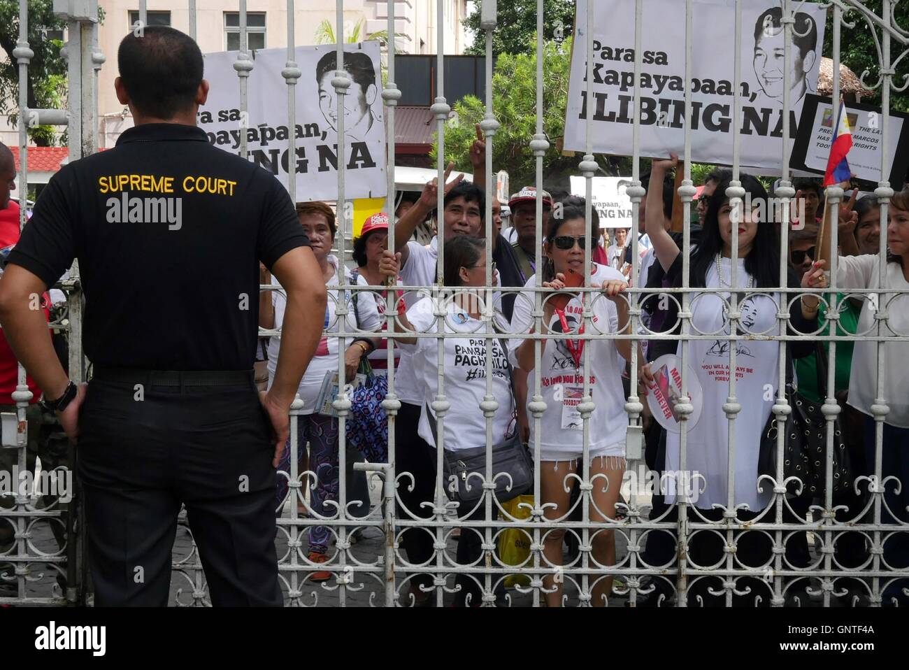 Manila, Philippines. 31st Aug, 2016. Inside the facilities of the Supreme Court, the Marcos supporters listens to the audio relay of the hearing while this guard keep watch on them. © George Buid/Pacific Press/Alamy Live News Stock Photo