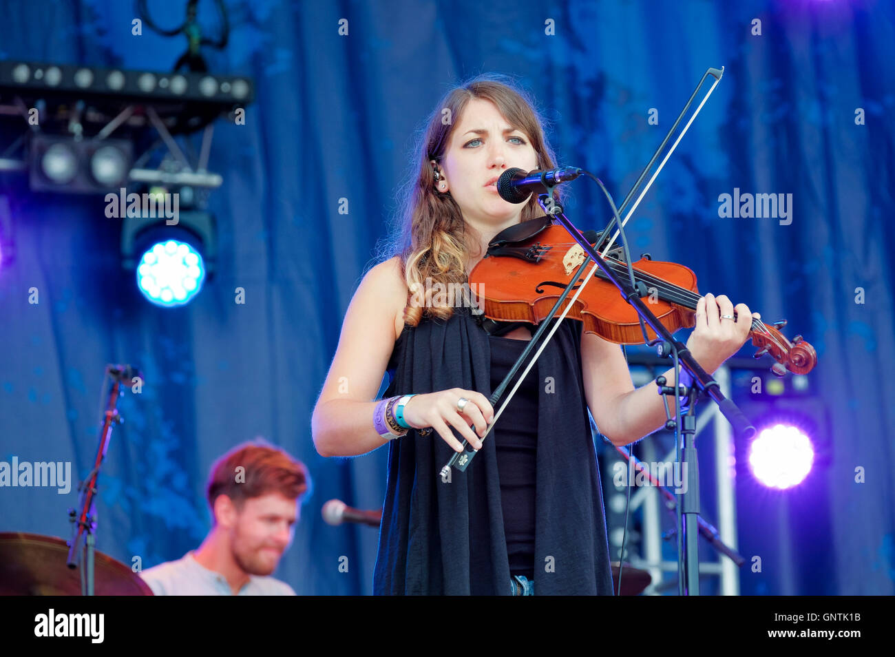 katriona-gilmore-of-roberts-and-gilmore-performing-at-fairport-s