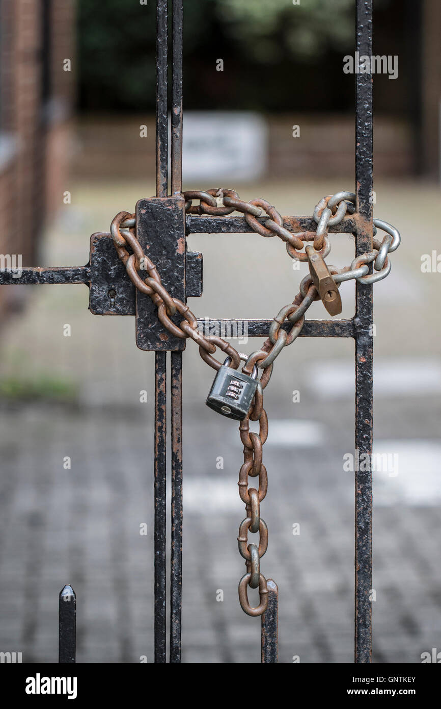 Old locks on chain link hires stock photography and images Alamy