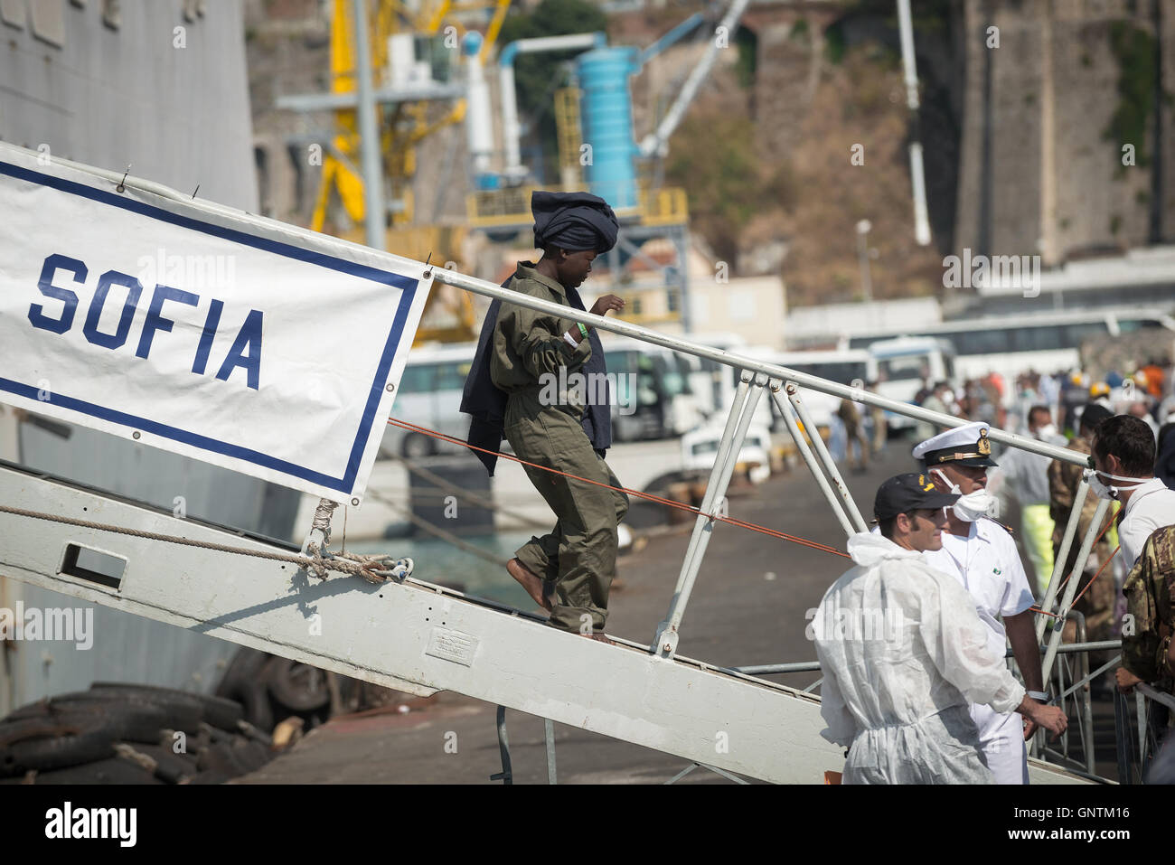Salerno, Italy. 01st Sep, 2016. There were about 1000 refugees and a dead body are disembarking from the navy "Reina Sofia", in the main port of the city. Credit:  Michele Amoruso/Pacific Press/Alamy Live News Stock Photo